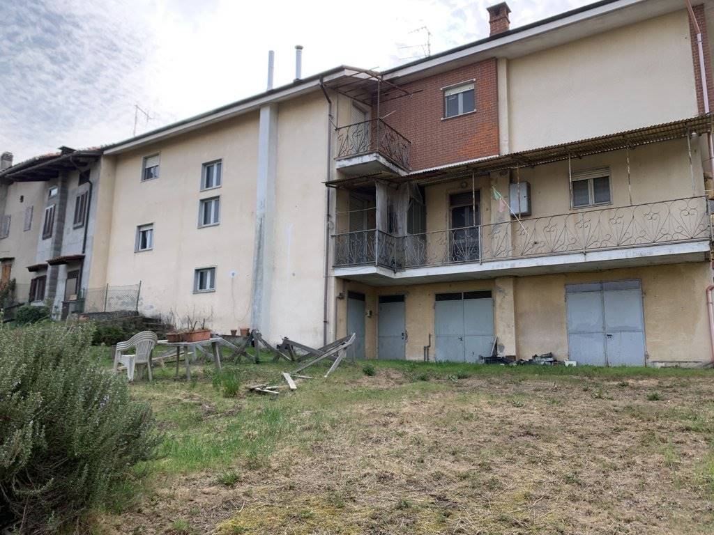 Villa Bifamiliare in vendita a Monteu da Po, 12 locali, zona Zona: Mezzana, prezzo € 89.000 | CambioCasa.it