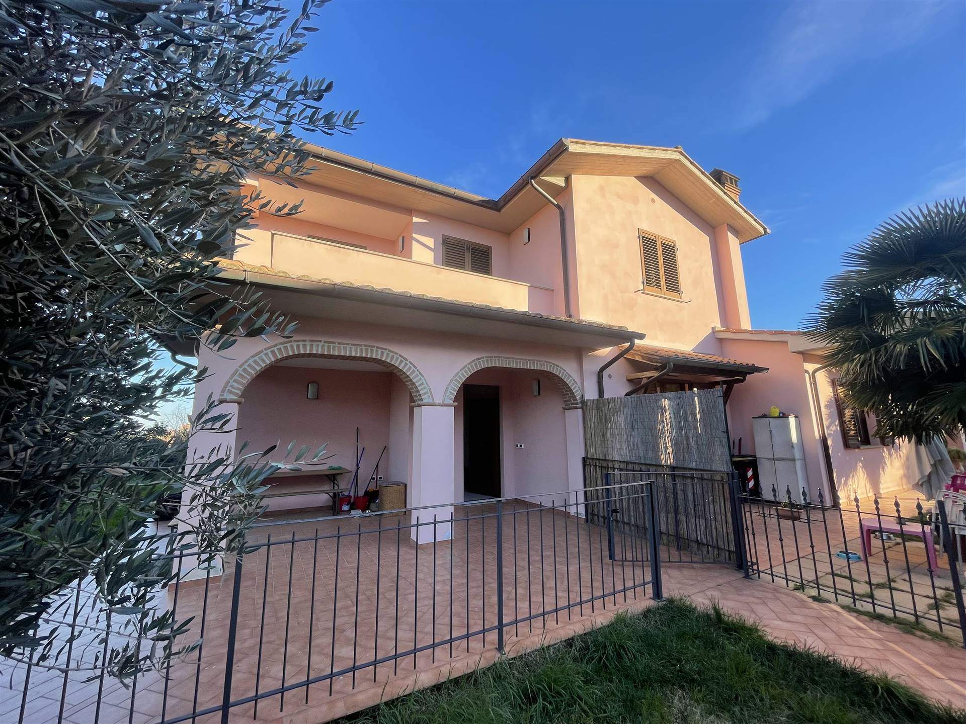 Villa in vendita a Castiglione del Lago, 5 locali, zona Zona: Pozzuolo, prezzo € 195.000 | CambioCasa.it