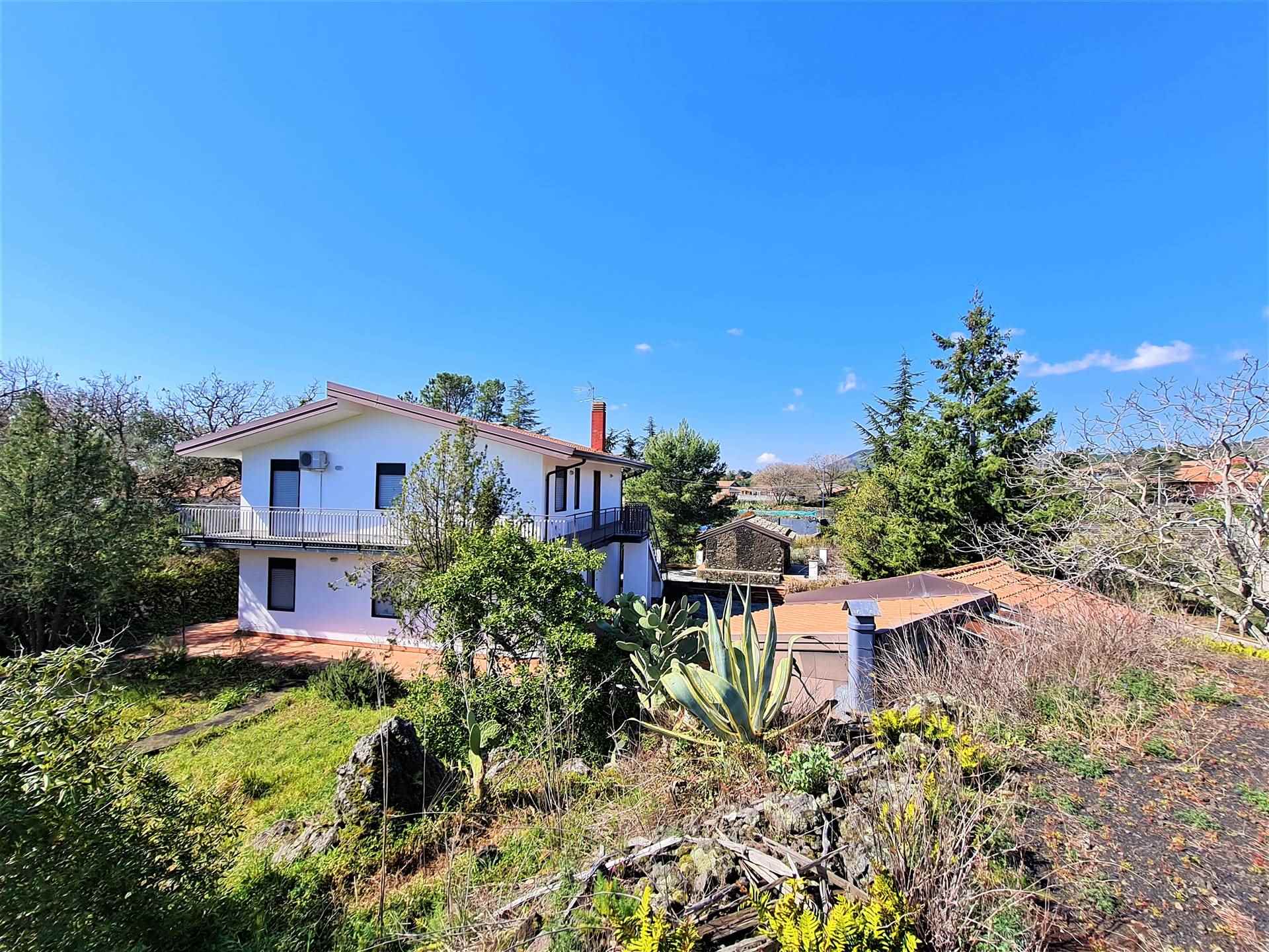Villa in vendita a Pedara, 12 locali, prezzo € 290.000 | CambioCasa.it