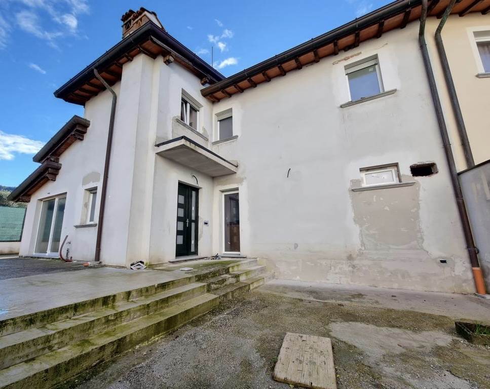 Villa Bifamiliare in vendita a Camaiore, 13 locali, zona zzano Pianore, prezzo € 289.000 | PortaleAgenzieImmobiliari.it