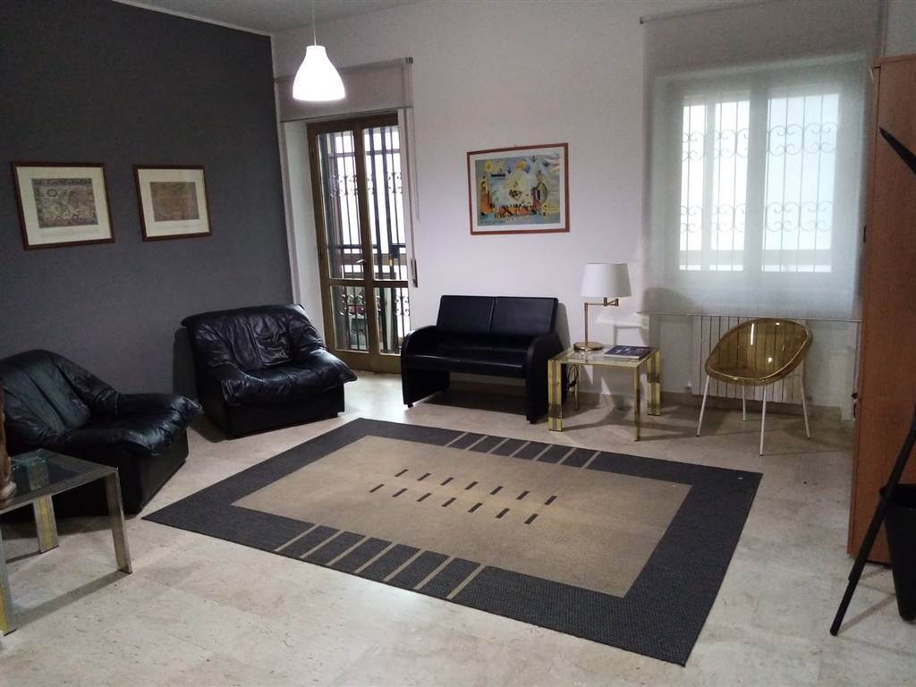 Appartamento in affitto a Cosenza, 7 locali, zona Località: VIALE DELLA REPUBBLICA, prezzo € 600 | PortaleAgenzieImmobiliari.it