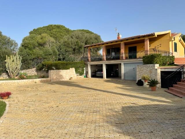 Villa in vendita a Augusta, 7 locali, zona Località: BRUCOLI, prezzo € 500.000 | CambioCasa.it