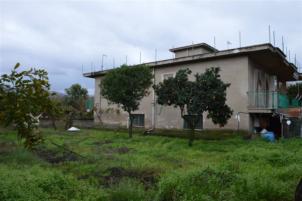Villa in vendita a Cimitile, 8 locali, zona Località: CIMITILE, prezzo € 200.000 | CambioCasa.it