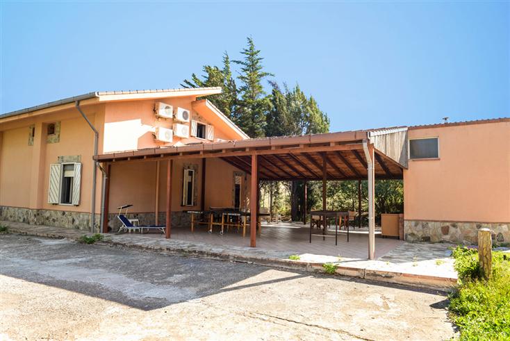Villa in vendita a Campofelice di Roccella, 6 locali, prezzo € 155.000 | CambioCasa.it