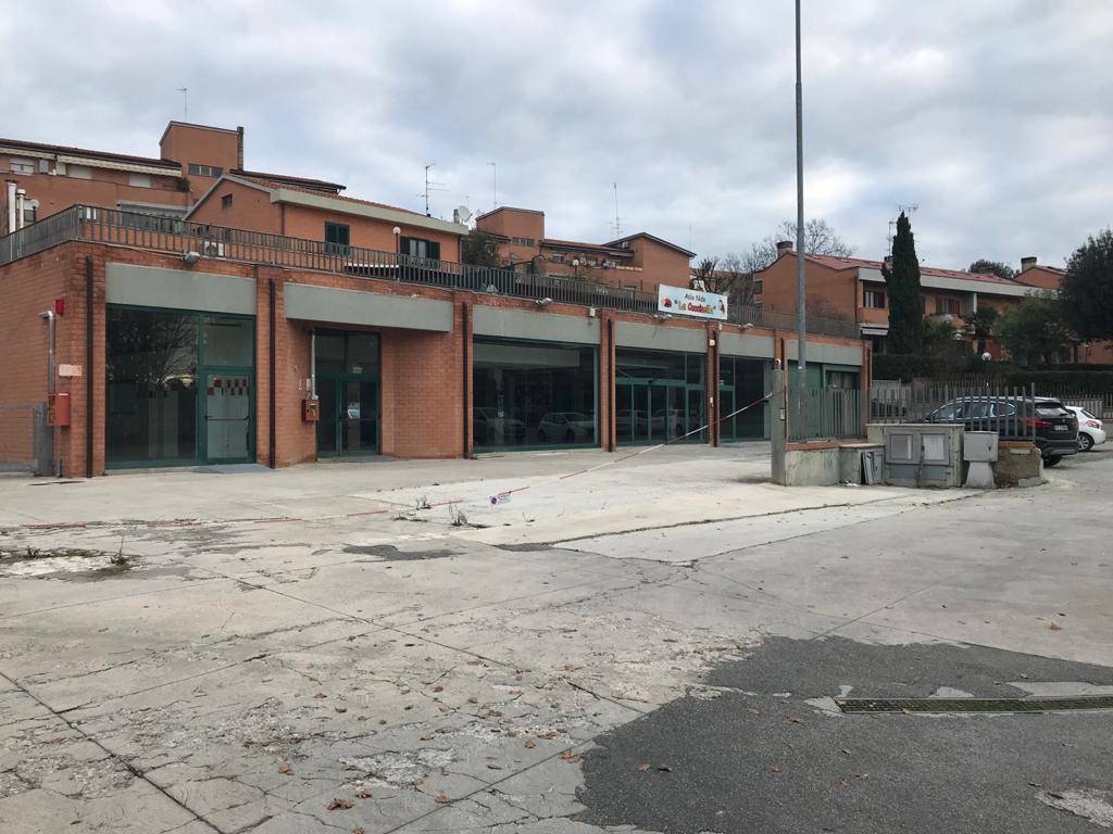 Immobile Commerciale in affitto a Ancona, 4 locali, zona Zona: Monte d'Ago , prezzo € 2.490 | CambioCasa.it