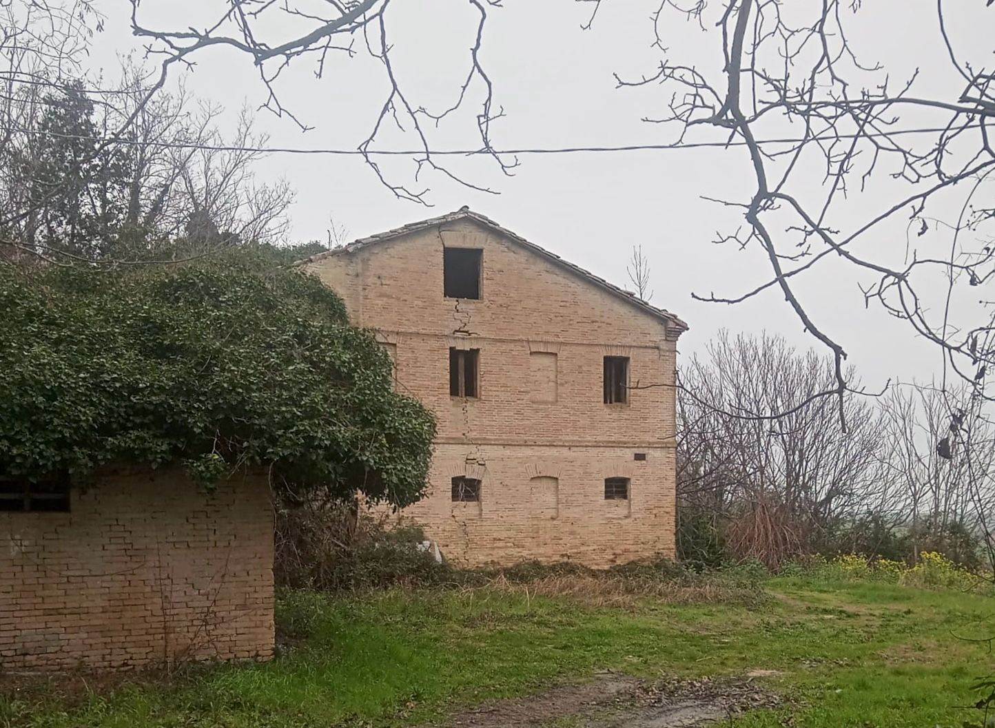 Rustico / Casale in vendita a Morro d'Alba, 9 locali, zona 'Amico, prezzo € 269.000 | PortaleAgenzieImmobiliari.it