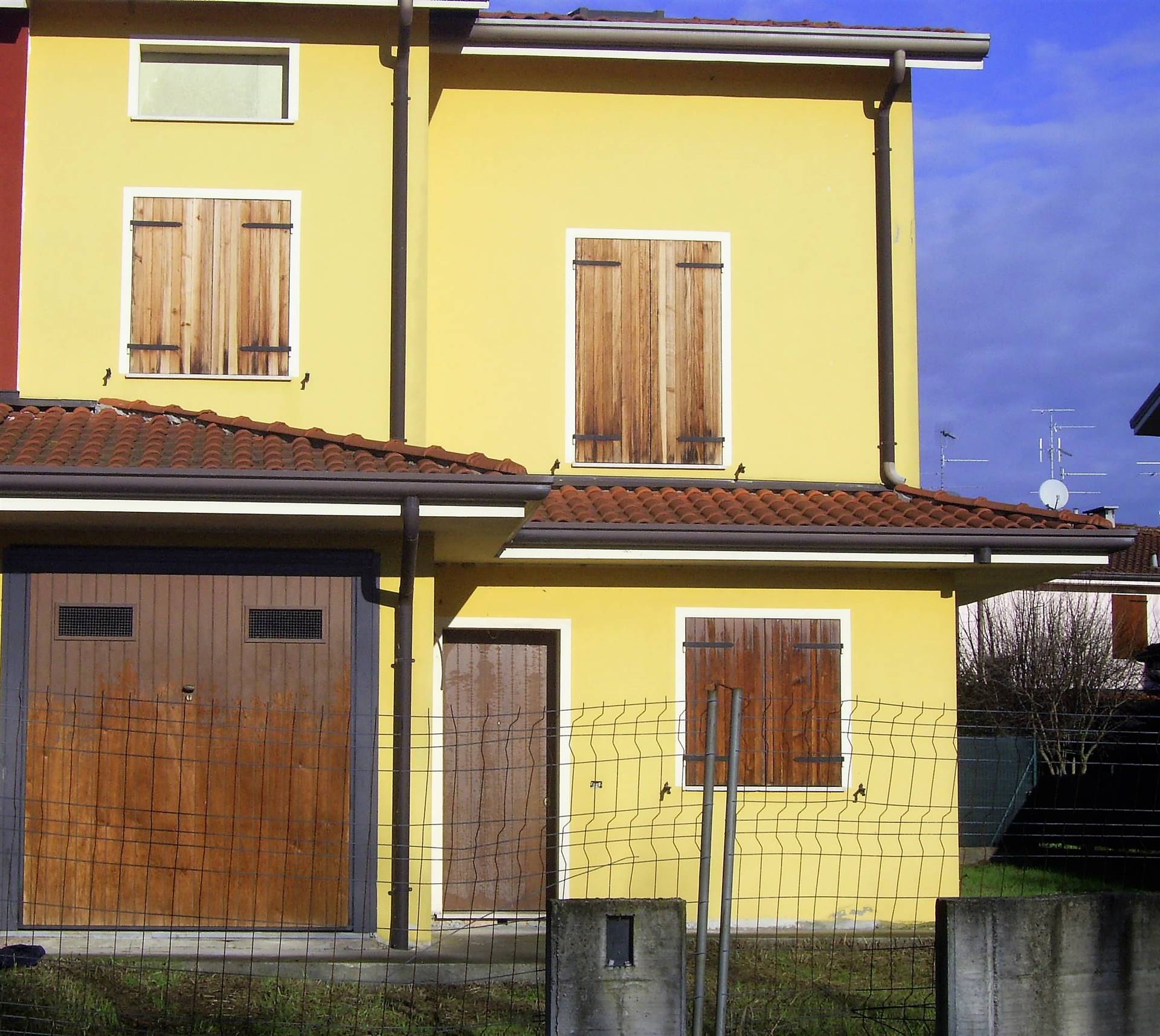 Villa Bifamiliare in vendita a Porto Mantovano, 6 locali, zona Zona: Montata Carra, prezzo € 169.000 | CambioCasa.it