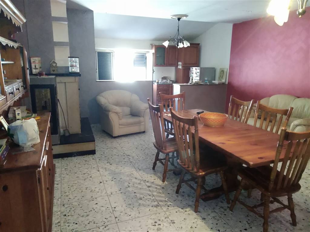 Appartamento in vendita a Civitella Roveto, 7 locali, prezzo € 59.000 | PortaleAgenzieImmobiliari.it