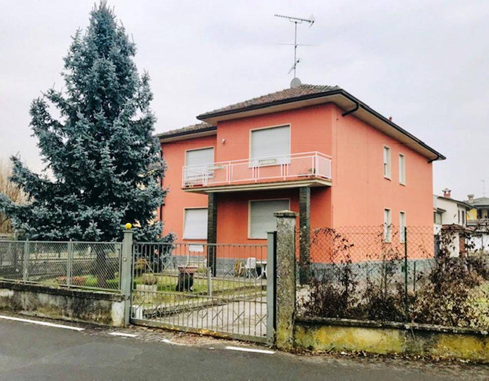Villa in vendita a Rivanazzano, 10 locali, prezzo € 220.000 | CambioCasa.it