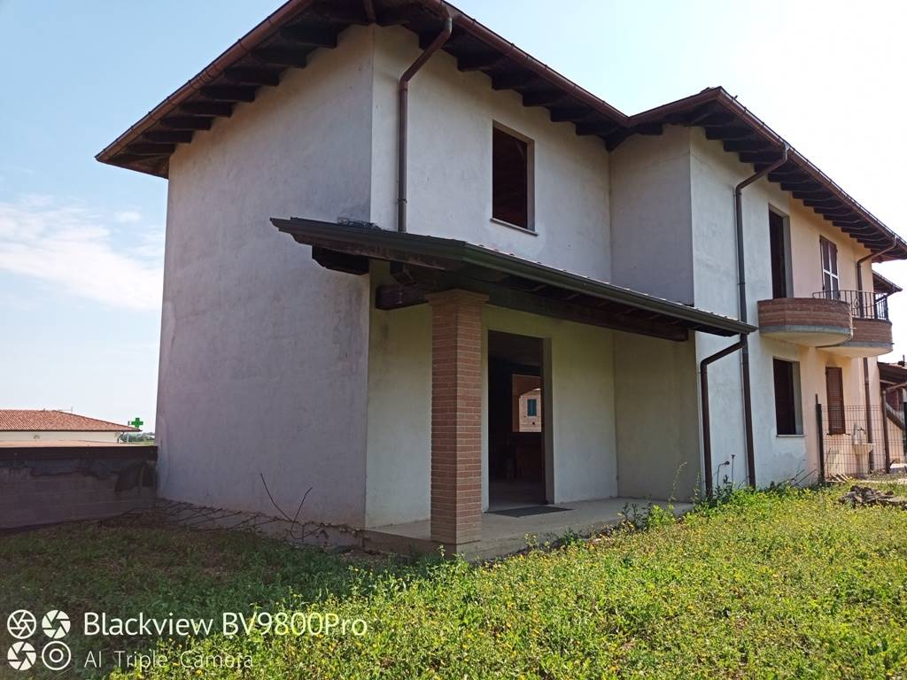 Villa Bifamiliare in vendita a Codevilla, 5 locali, prezzo € 100.000 | PortaleAgenzieImmobiliari.it