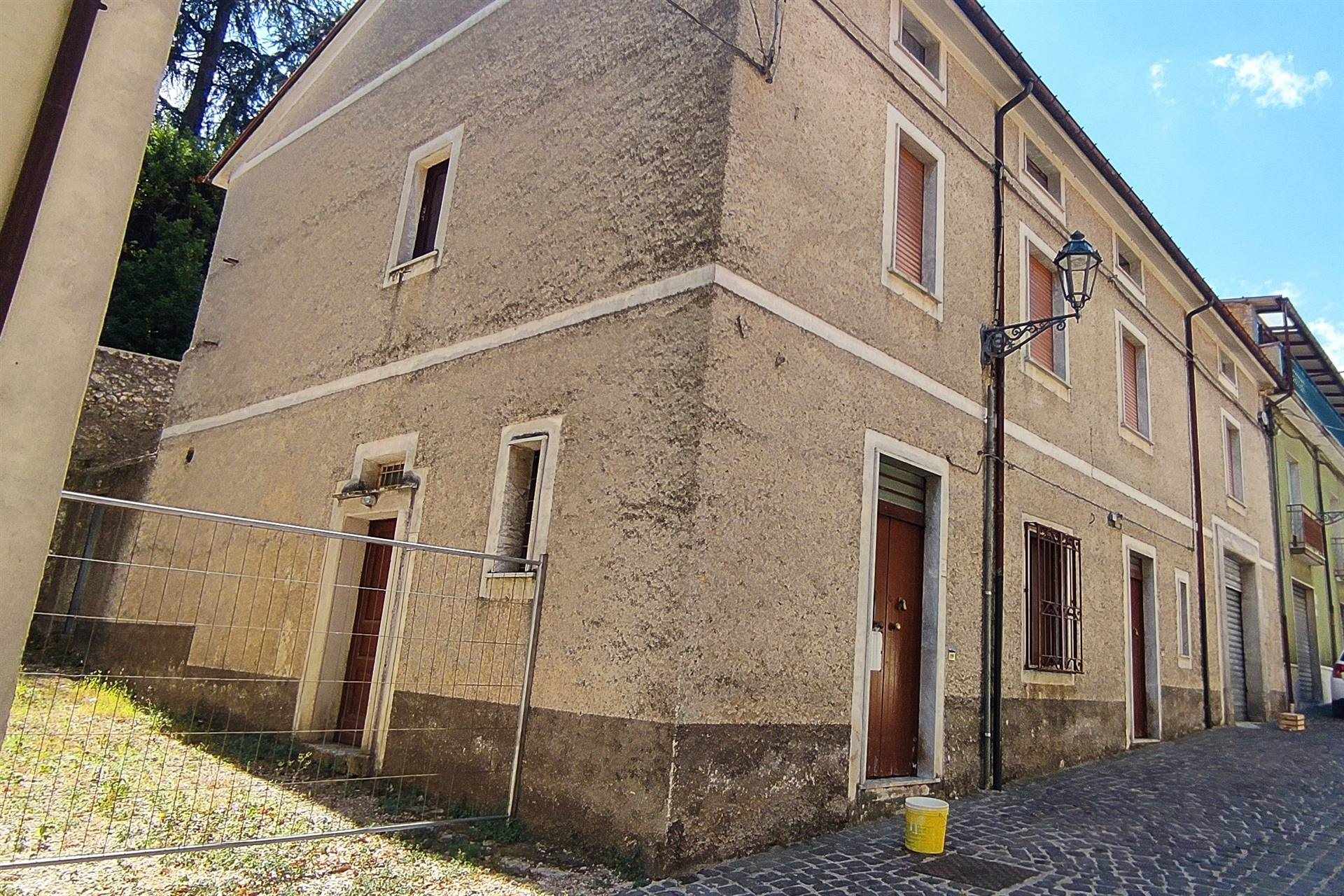 Palazzo / Stabile in vendita a Montella, 13 locali, prezzo € 150.000 | PortaleAgenzieImmobiliari.it