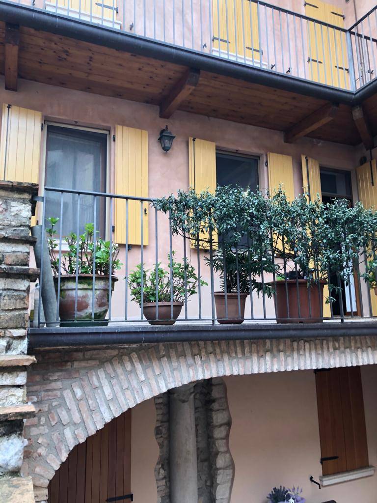 Appartamento in affitto a Desenzano del Garda, 2 locali, zona Località: CENTRO, prezzo € 750 | CambioCasa.it