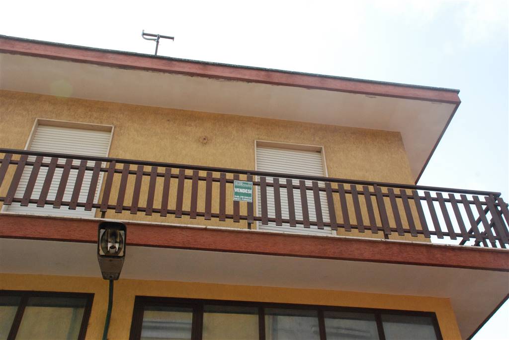 Appartamento in vendita a Latiano, 6 locali, prezzo € 85.000 | CambioCasa.it