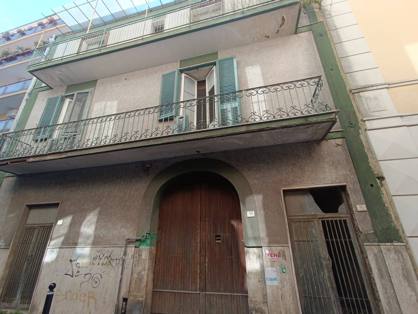 Palazzo / Stabile in vendita a Caserta, 10 locali, zona ro, prezzo € 590.000 | PortaleAgenzieImmobiliari.it