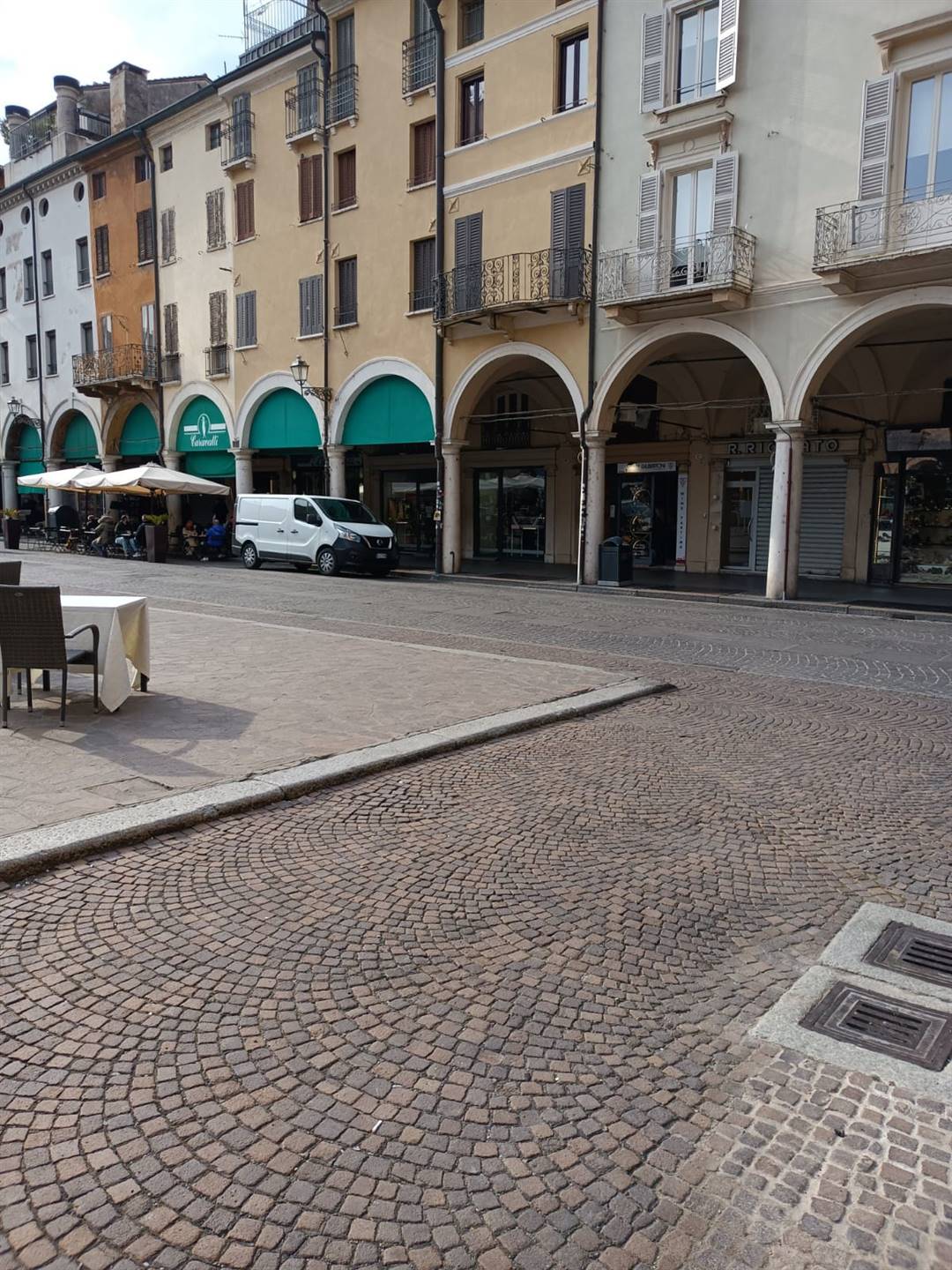 Negozio / Locale in affitto a Mantova, 9999 locali, zona Zona: Centro storico, prezzo € 1.250 | CambioCasa.it