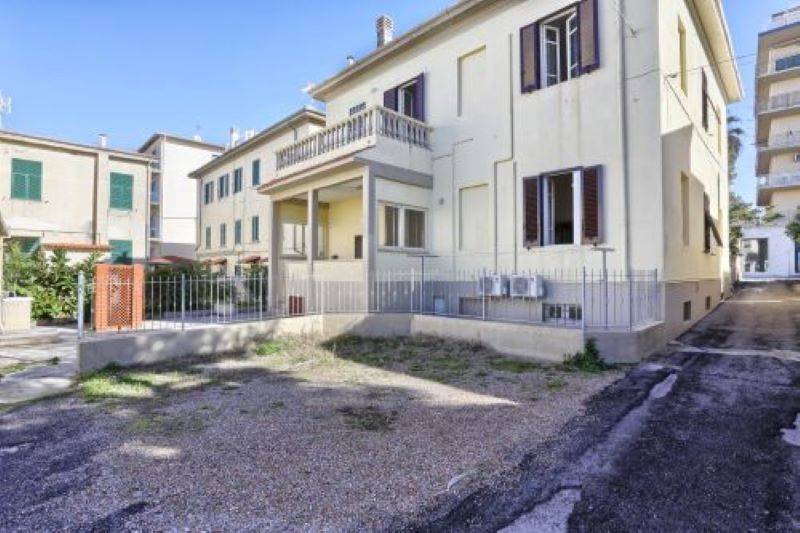 Villa in vendita a San Vincenzo, 8 locali, zona Località: CENTRO, prezzo € 550.000 | PortaleAgenzieImmobiliari.it