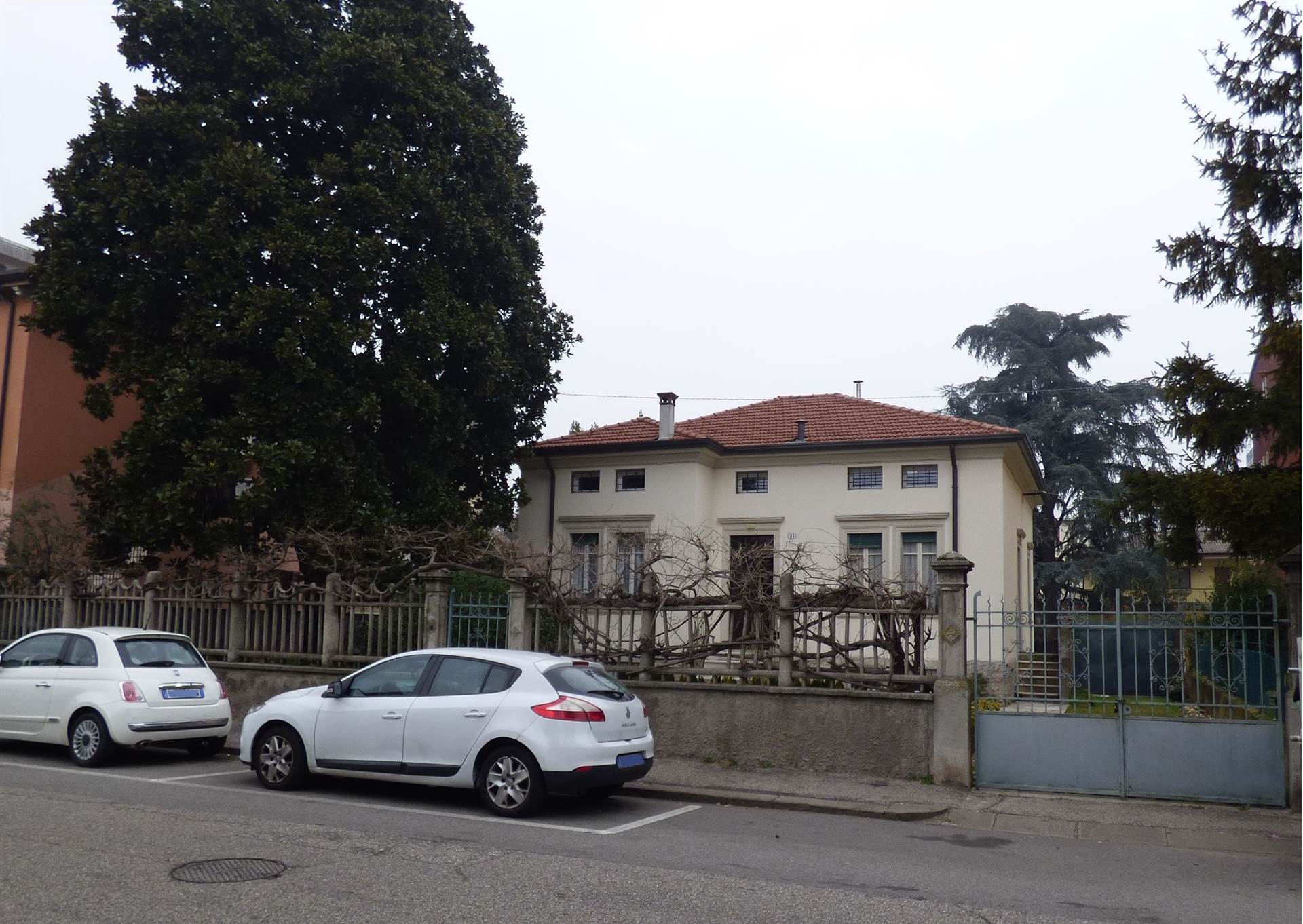 Villa in vendita a Verona, 9 locali, zona Borgo Roma - Ca' di David - Palazzina - Zai, prezzo € 595.000 | PortaleAgenzieImmobiliari.it
