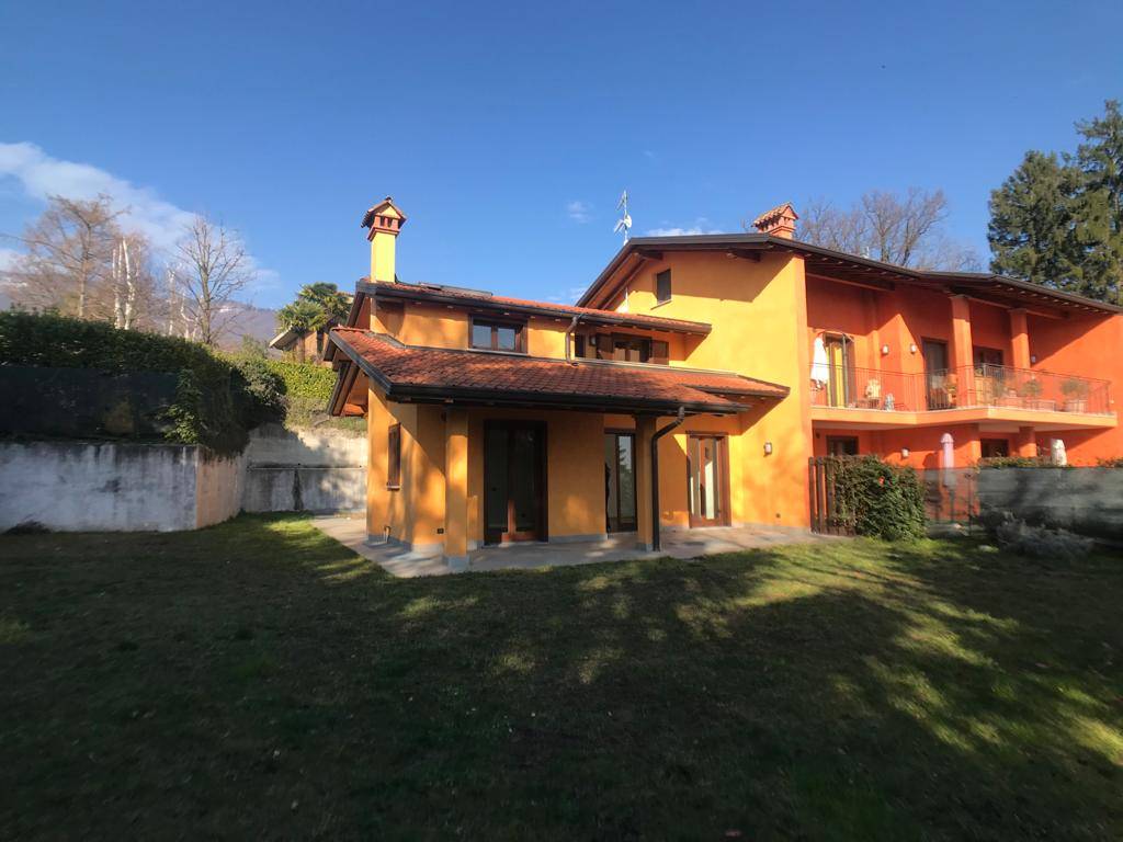 Villa in vendita a Barasso, 8 locali, prezzo € 450.000 | PortaleAgenzieImmobiliari.it