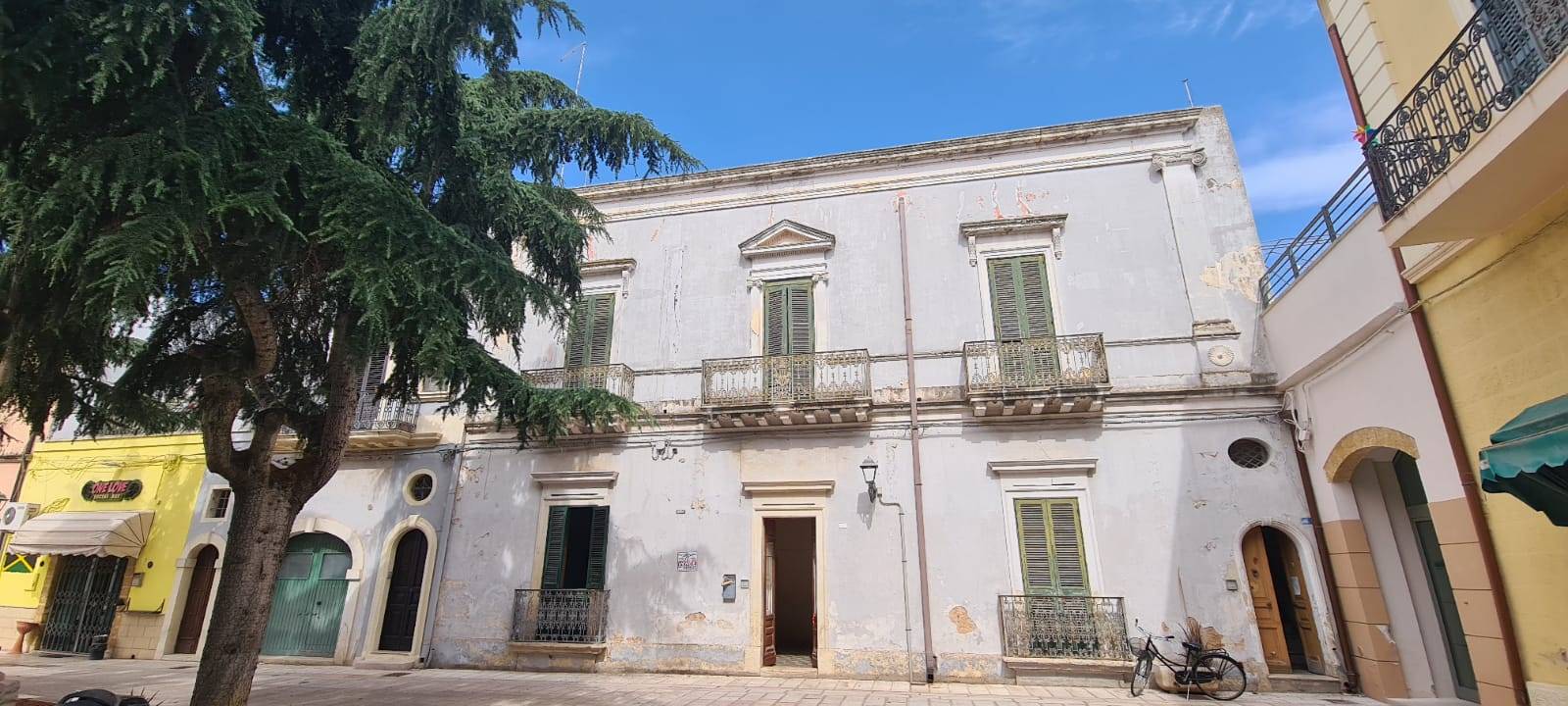 Palazzo / Stabile in vendita a San Pietro Vernotico, 18 locali, prezzo € 150.000 | CambioCasa.it