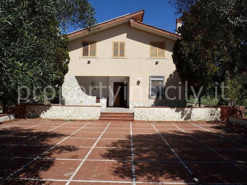 Villa in vendita a Siracusa, 9 locali, zona Località: STRADA PER FLORIDIA, prezzo € 450.000 | CambioCasa.it