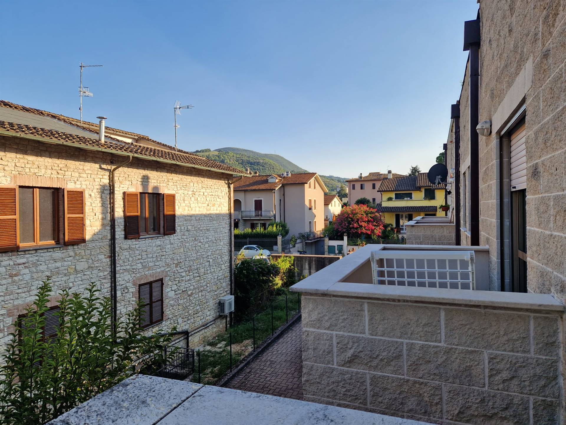 Appartamento in vendita a Spoleto, 3 locali, zona Località: PRIMA PERIFERIA, prezzo € 93.000 | PortaleAgenzieImmobiliari.it