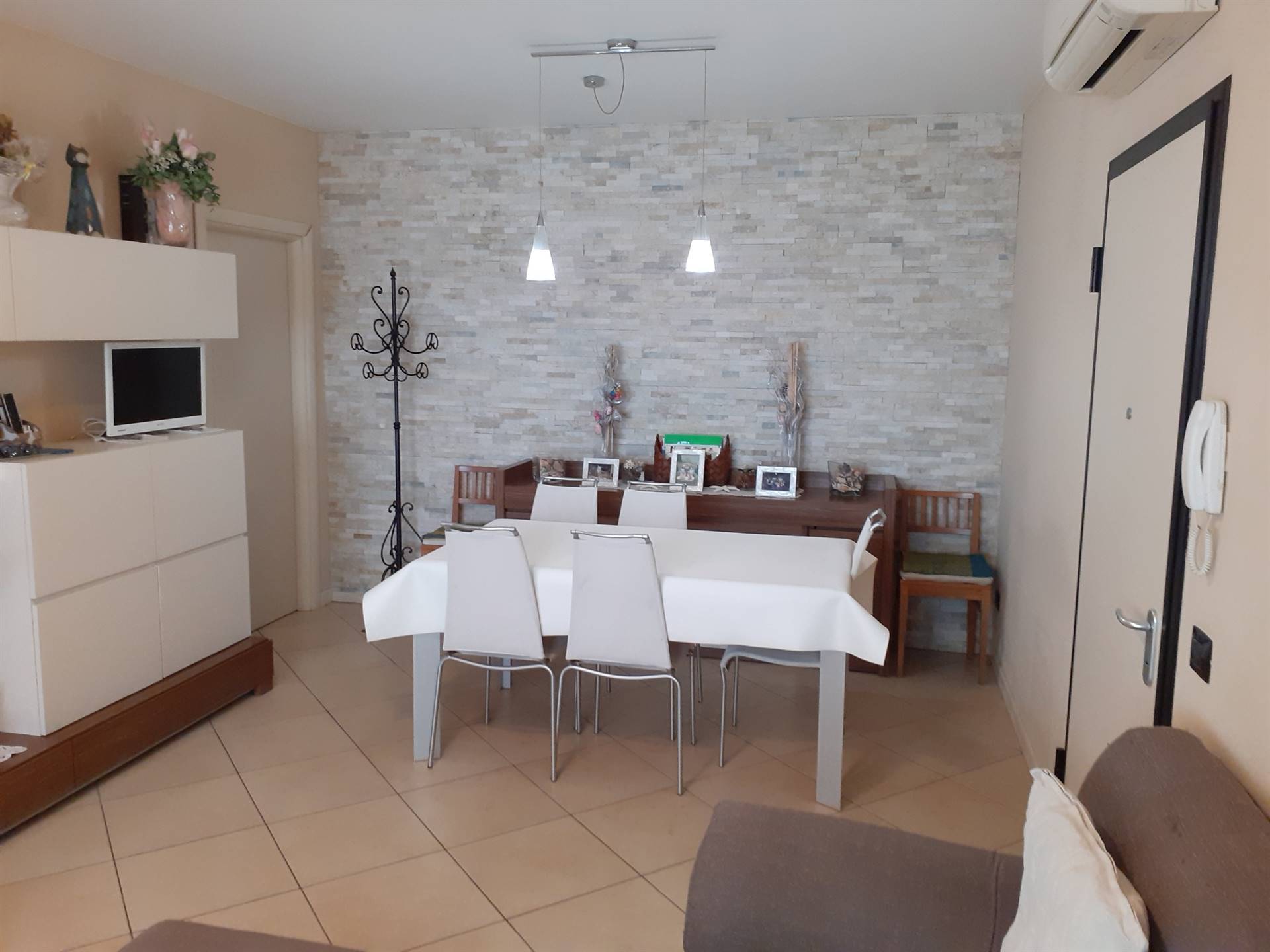 Appartamento in vendita a Desenzano del Garda, 6 locali, zona ltella del Garda, prezzo € 360.000 | PortaleAgenzieImmobiliari.it