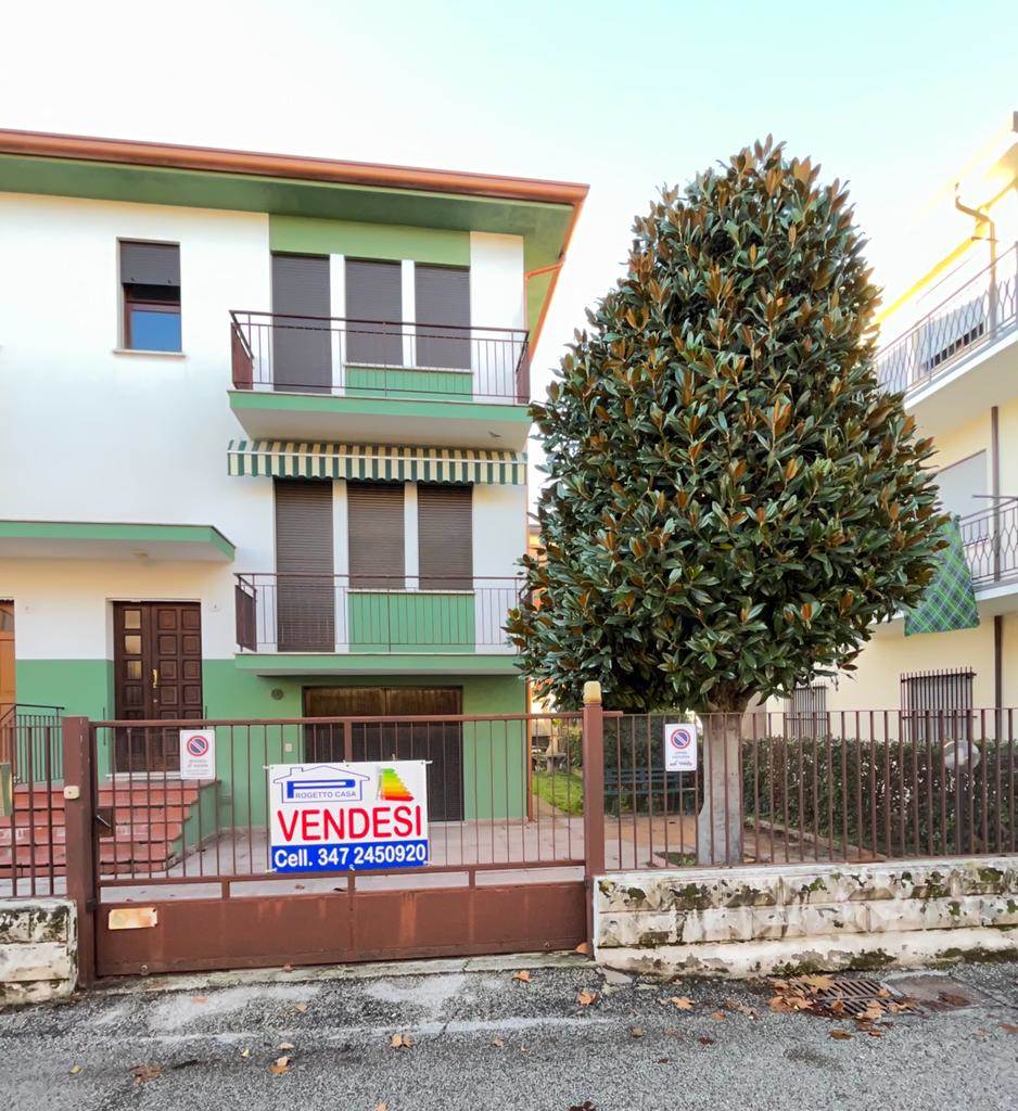 Villa Bifamiliare in vendita a Este, 6 locali, prezzo € 220.000 | PortaleAgenzieImmobiliari.it