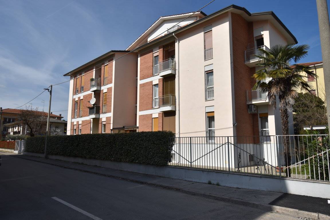 Appartamento in vendita a Vicenza, 6 locali, zona Località: SAN PIO X / STANGA / CÀ BALBI, prezzo € 125.000 | PortaleAgenzieImmobiliari.it