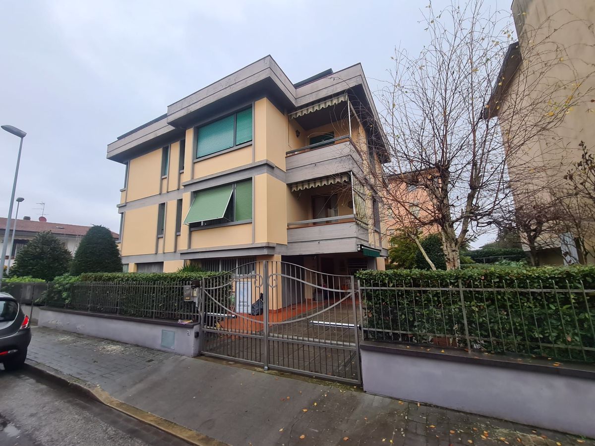 Villa Bifamiliare in vendita a Pontedera, 7 locali, prezzo € 320.000 | PortaleAgenzieImmobiliari.it