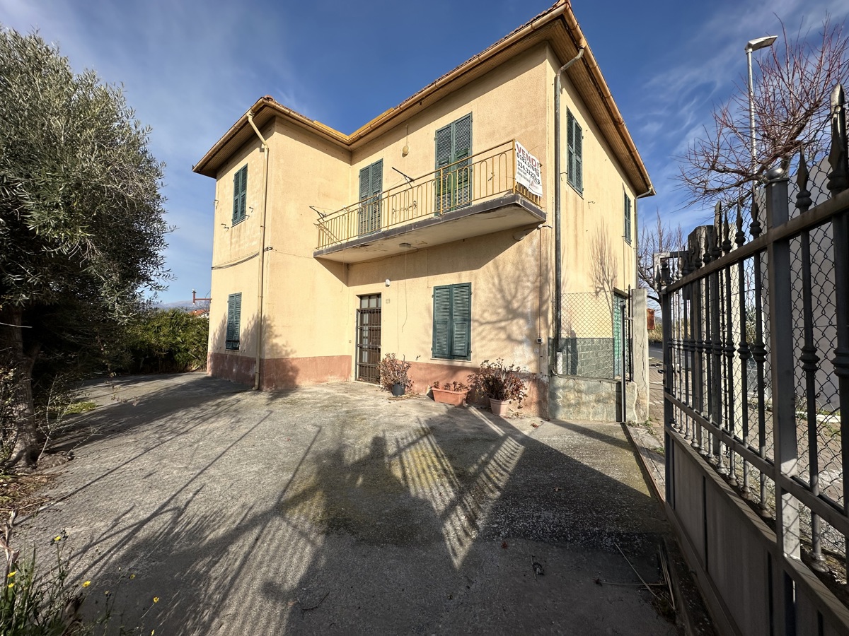 Villa in vendita a Albenga, 5 locali, prezzo € 350.000 | PortaleAgenzieImmobiliari.it