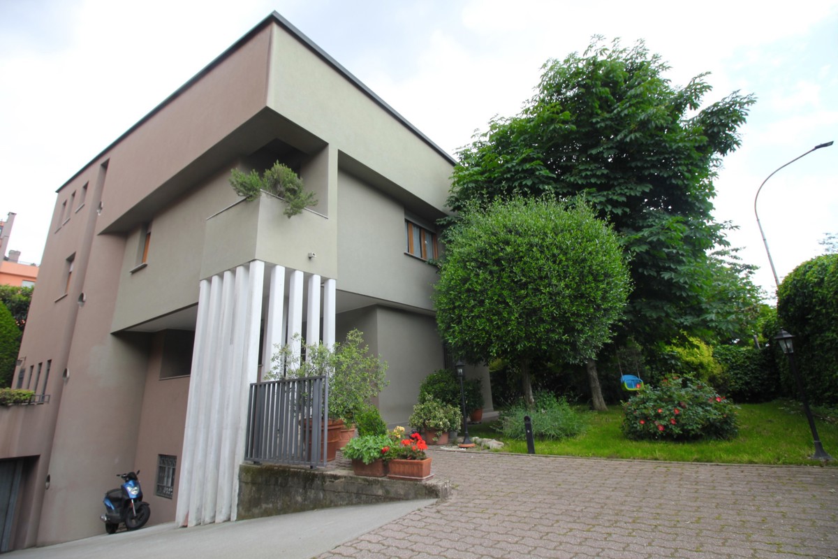 Villa in vendita a Legnano, 8 locali, prezzo € 560.000 | PortaleAgenzieImmobiliari.it