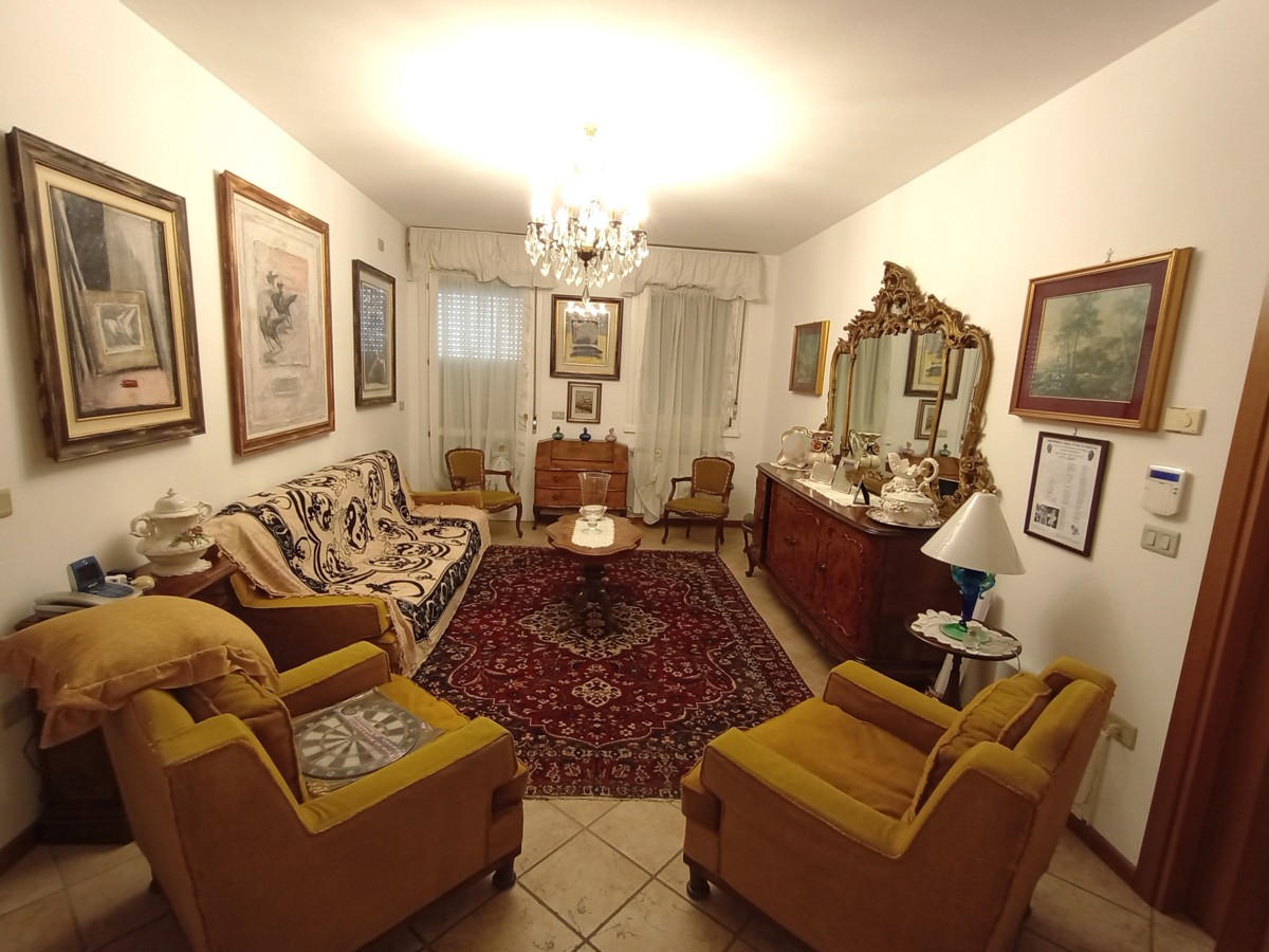 Appartamento in vendita a Cavarzere, 8 locali, prezzo € 189.000 | PortaleAgenzieImmobiliari.it