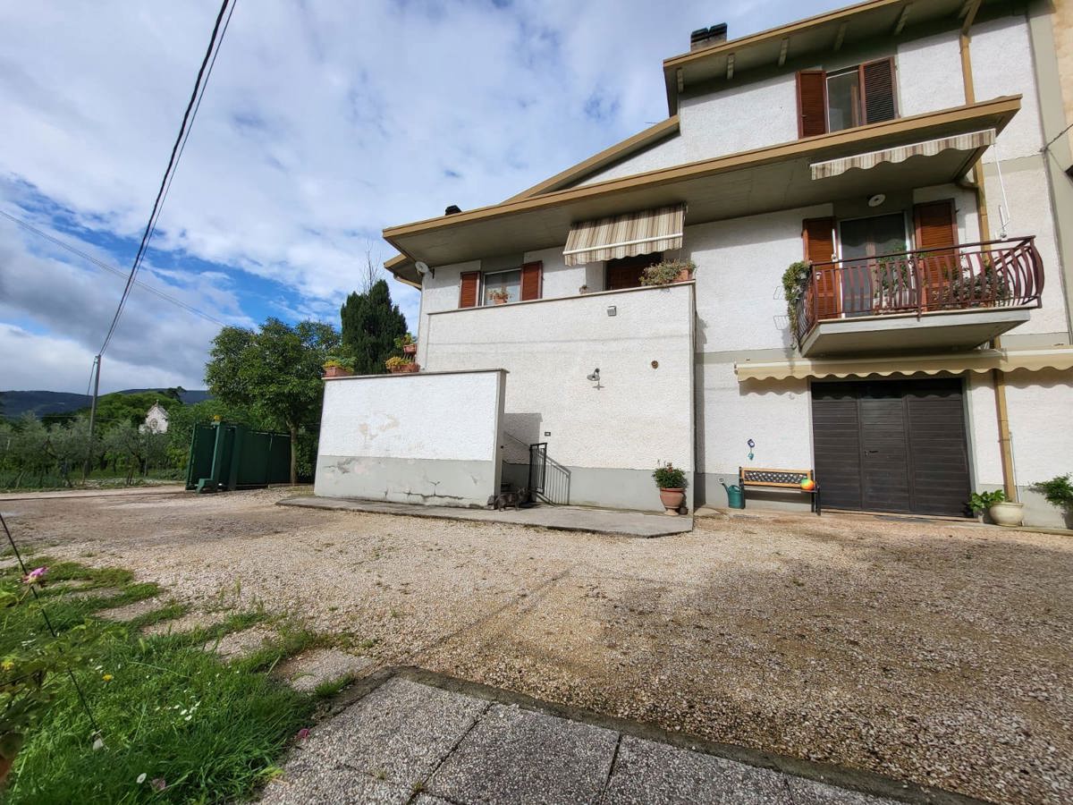 Villa Tri-Quadrifamiliare in vendita a Trevi, 5 locali, prezzo € 175.000 | PortaleAgenzieImmobiliari.it