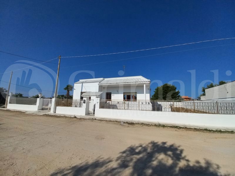 Villa in vendita a Racale, 5 locali, zona e Suda, prezzo € 220.000 | PortaleAgenzieImmobiliari.it