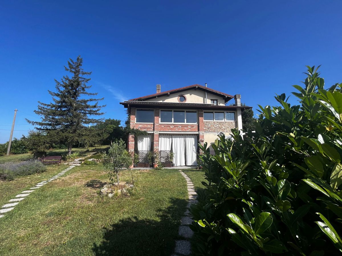 Villa in Vendita a Montecalvo Versiggia