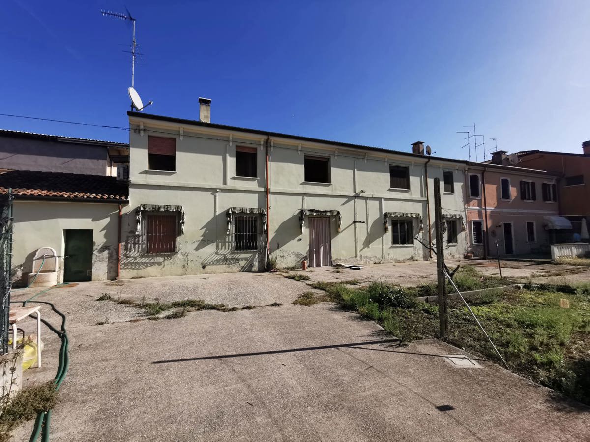 Villa in vendita a Casaleone, 8 locali, prezzo € 90.000 | PortaleAgenzieImmobiliari.it