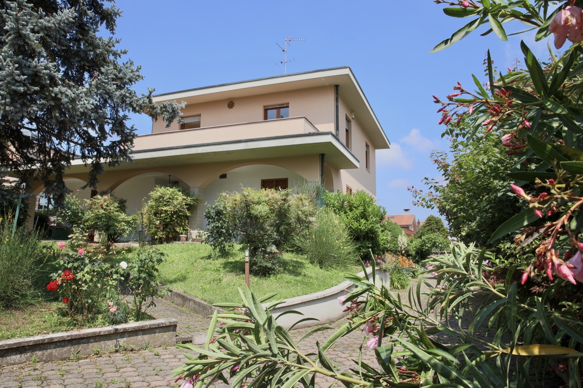Villa in vendita a Cisliano, 5 locali, prezzo € 800.000 | PortaleAgenzieImmobiliari.it