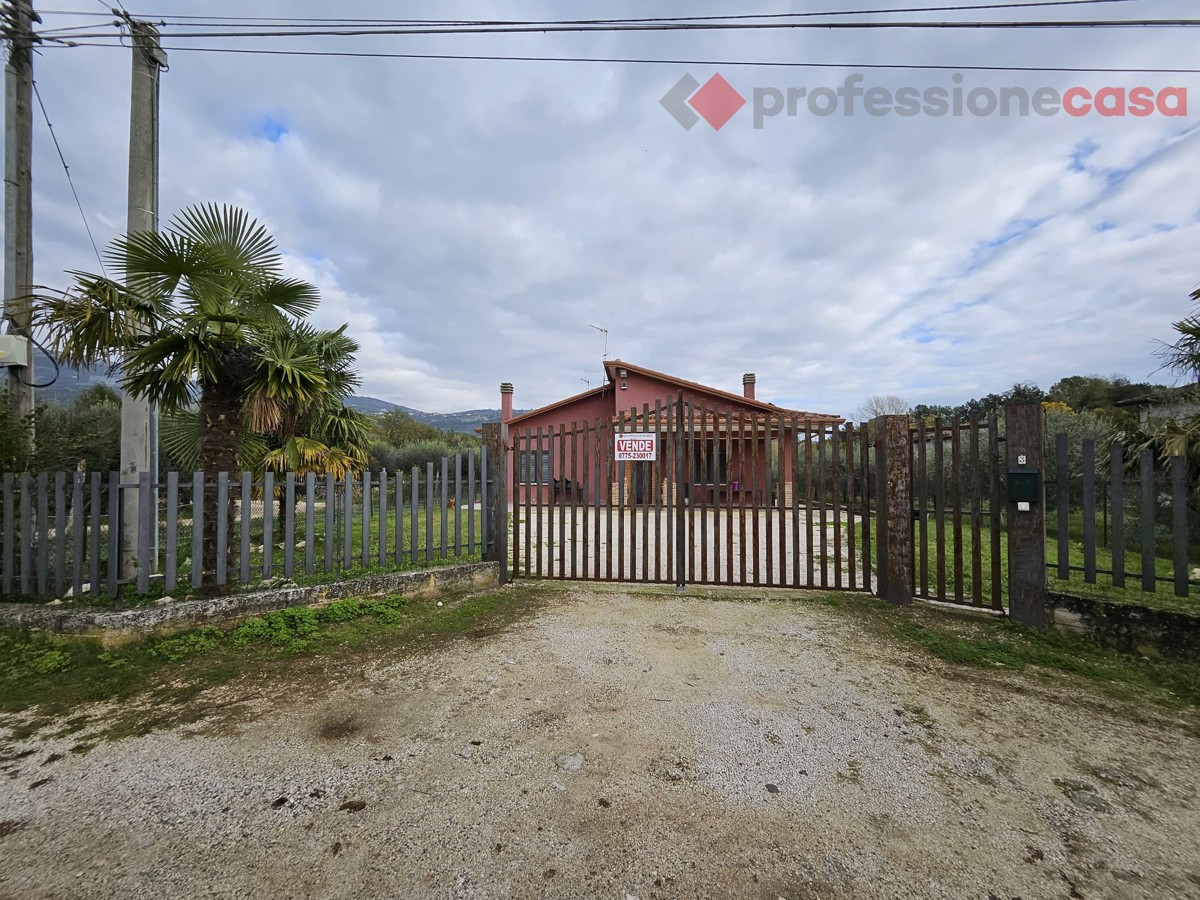 Villa in vendita a Alatri, 7 locali, prezzo € 250.000 | PortaleAgenzieImmobiliari.it