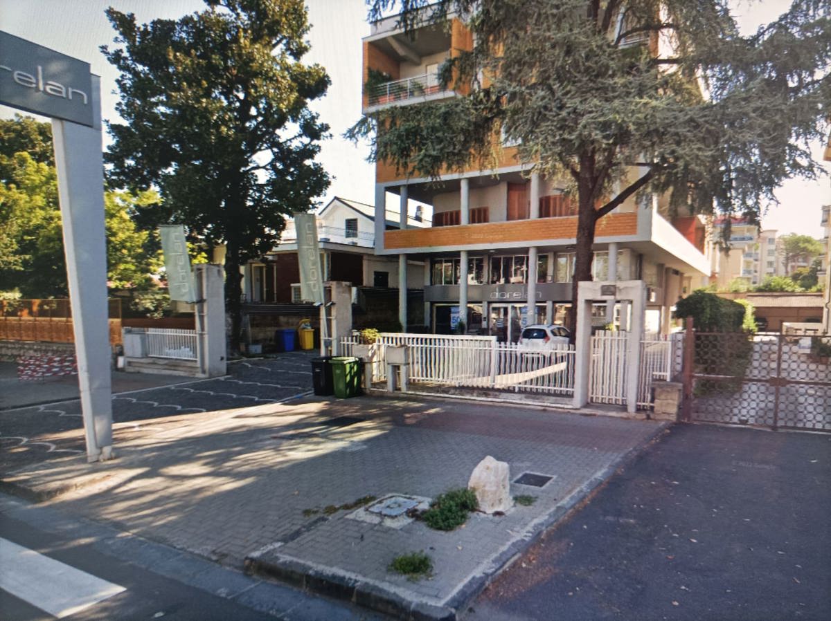 Negozio / Locale in affitto a Aversa, 9999 locali, prezzo € 2.300 | PortaleAgenzieImmobiliari.it