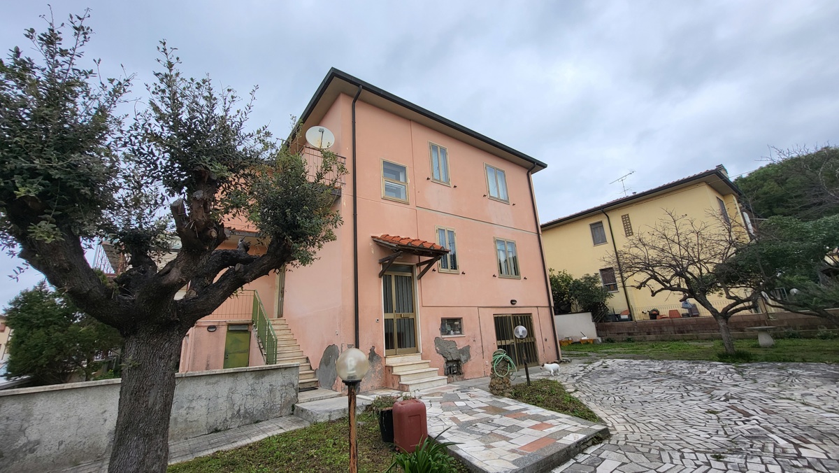 Villa Bifamiliare in Affitto a Cecina