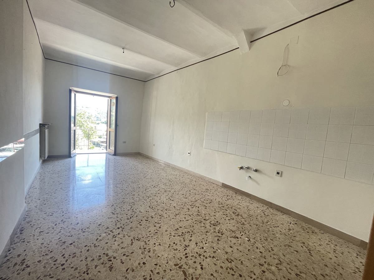Appartamento in vendita a Foligno, 5 locali, prezzo € 53.000 | PortaleAgenzieImmobiliari.it