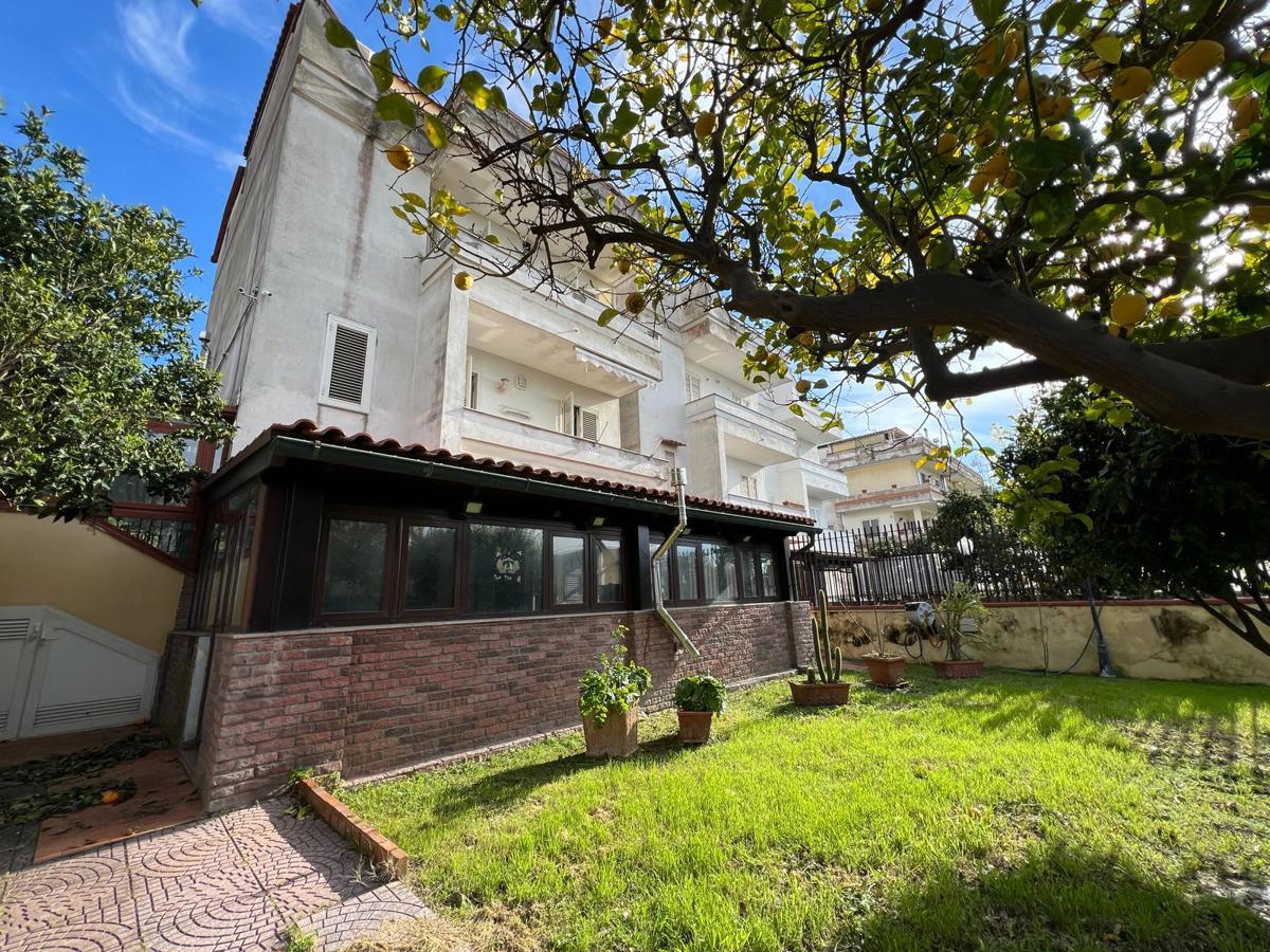 Villa in vendita a Pozzuoli, 9 locali, prezzo € 268.000 | PortaleAgenzieImmobiliari.it