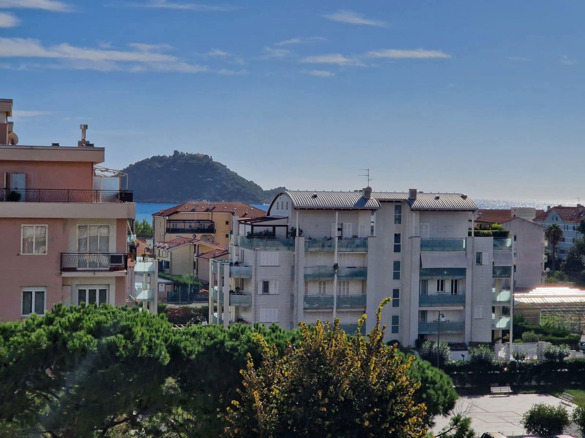 Appartamento in vendita a Albenga, 3 locali, prezzo € 255.000 | PortaleAgenzieImmobiliari.it