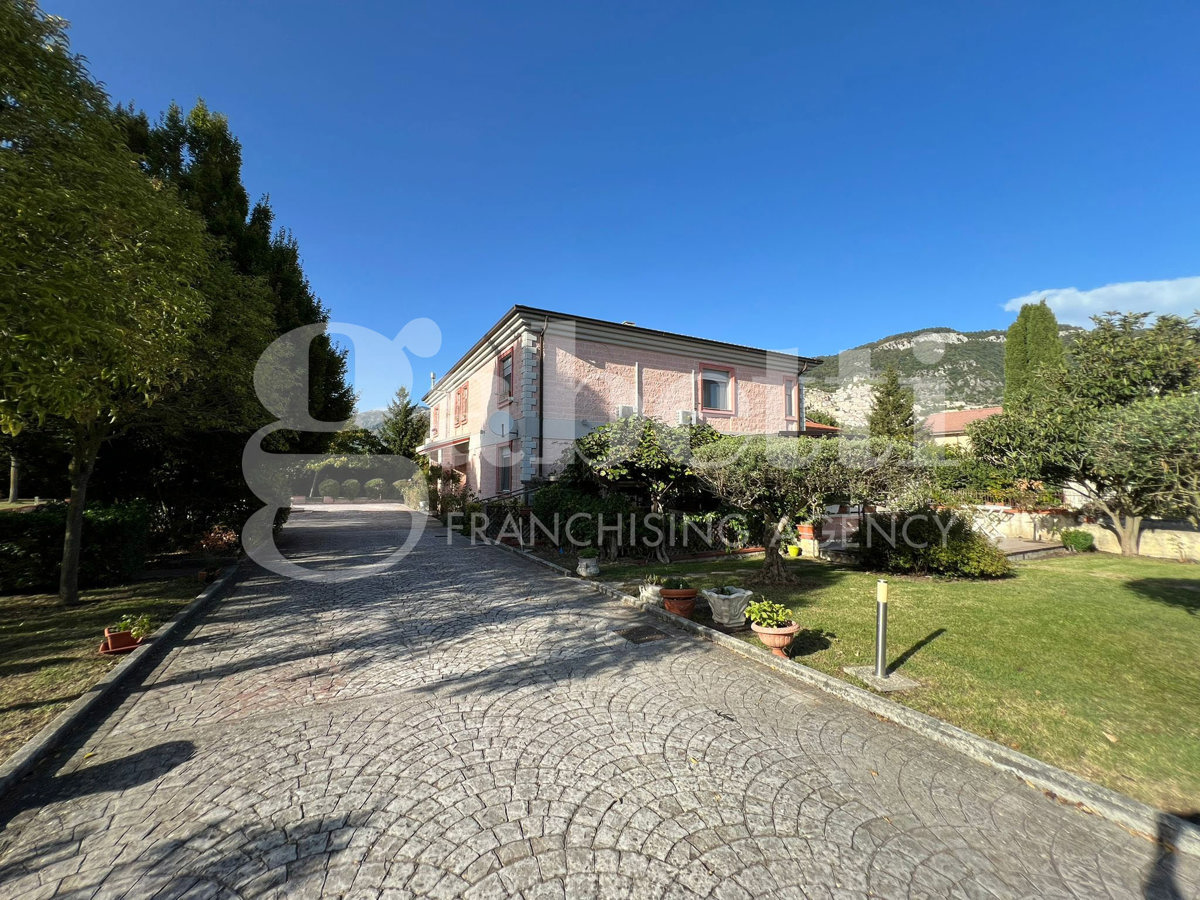 Villa in vendita a Pesche, 10 locali, prezzo € 825.000 | PortaleAgenzieImmobiliari.it