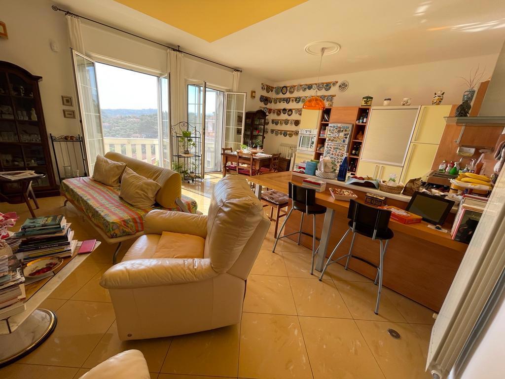 Appartamento in vendita a Imperia, 4 locali, prezzo € 298.000 | PortaleAgenzieImmobiliari.it