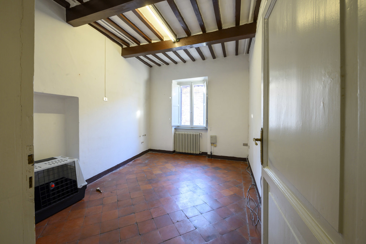 Appartamento in vendita a Gubbio, 8 locali, prezzo € 185.000 | PortaleAgenzieImmobiliari.it