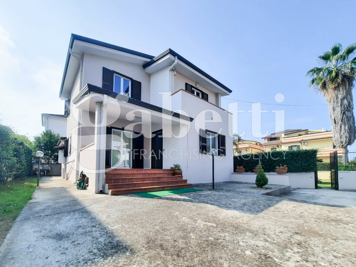 Villa in vendita a Giugliano in Campania, 5 locali, zona Patria, prezzo € 490.000 | PortaleAgenzieImmobiliari.it
