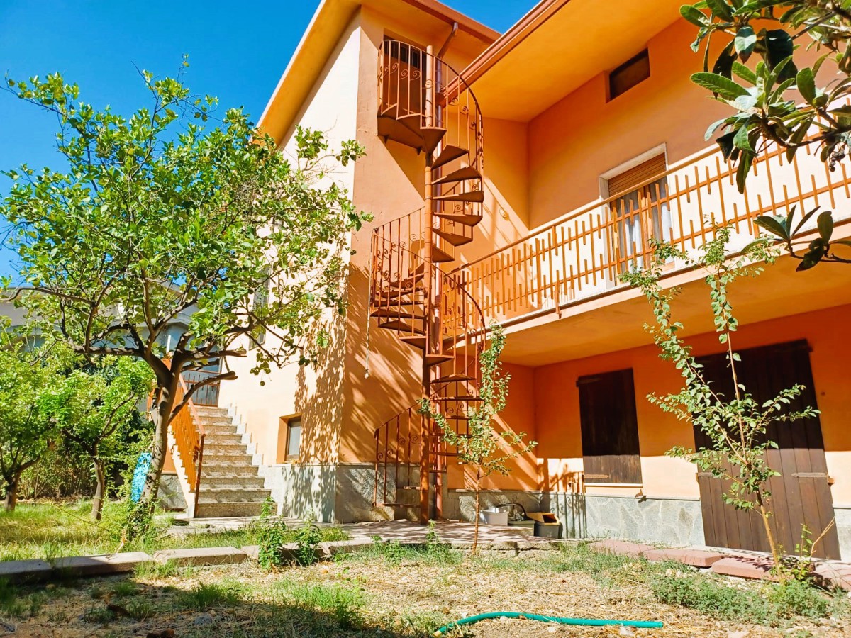 Villa in vendita a Sarroch, 7 locali, prezzo € 295.000 | PortaleAgenzieImmobiliari.it