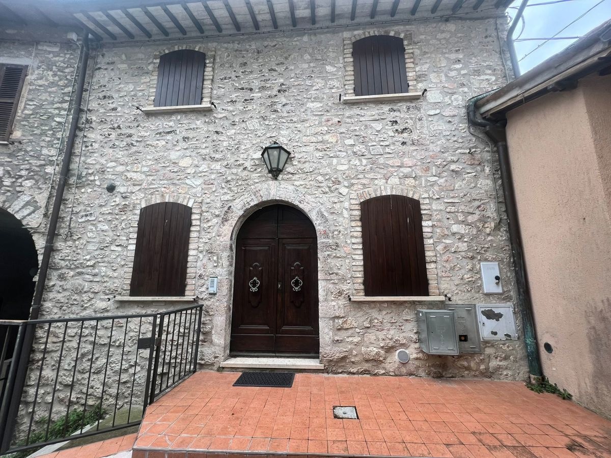 Villa in vendita a Sant'Anatolia di Narco, 8 locali, prezzo € 179.000 | PortaleAgenzieImmobiliari.it