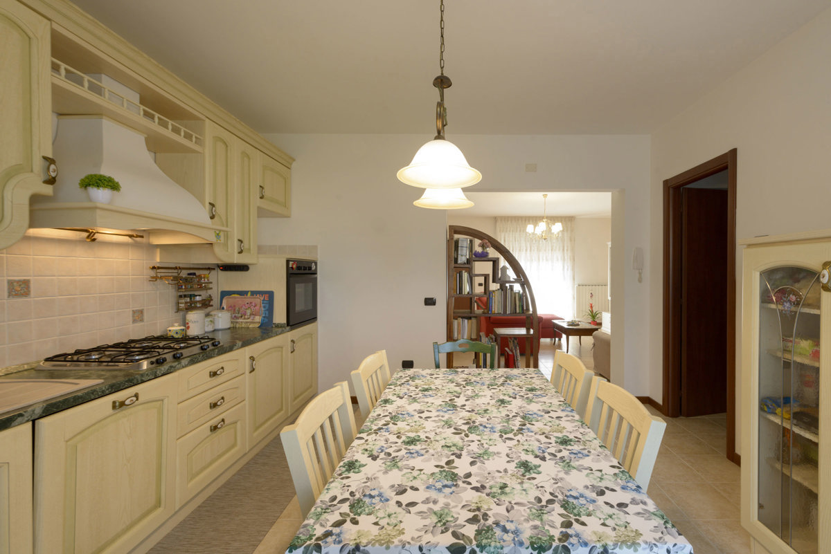 Appartamento in vendita a Gubbio, 7 locali, prezzo € 188.000 | PortaleAgenzieImmobiliari.it